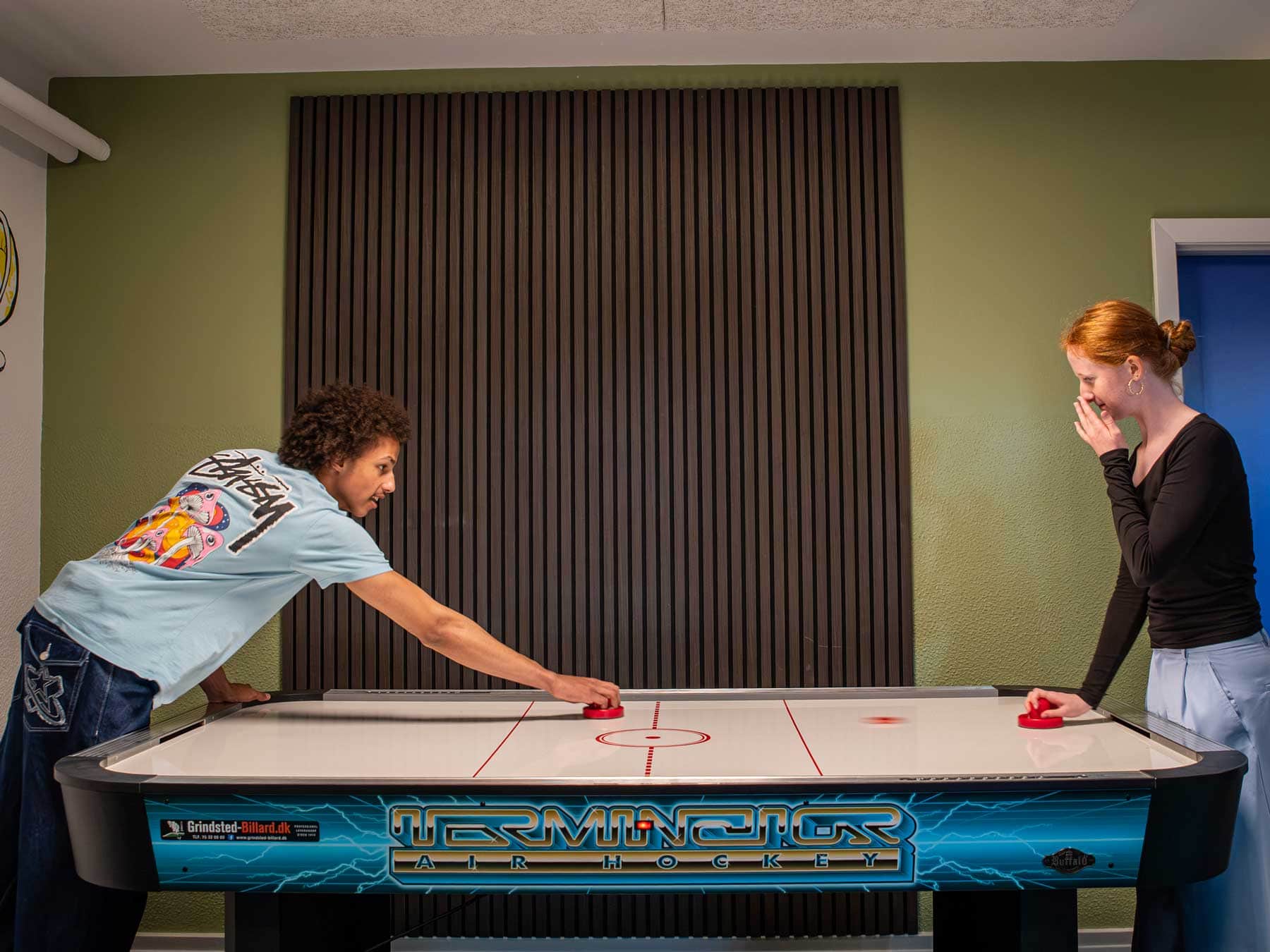 To elever spiller airhockey sammen på Husby Efterskole