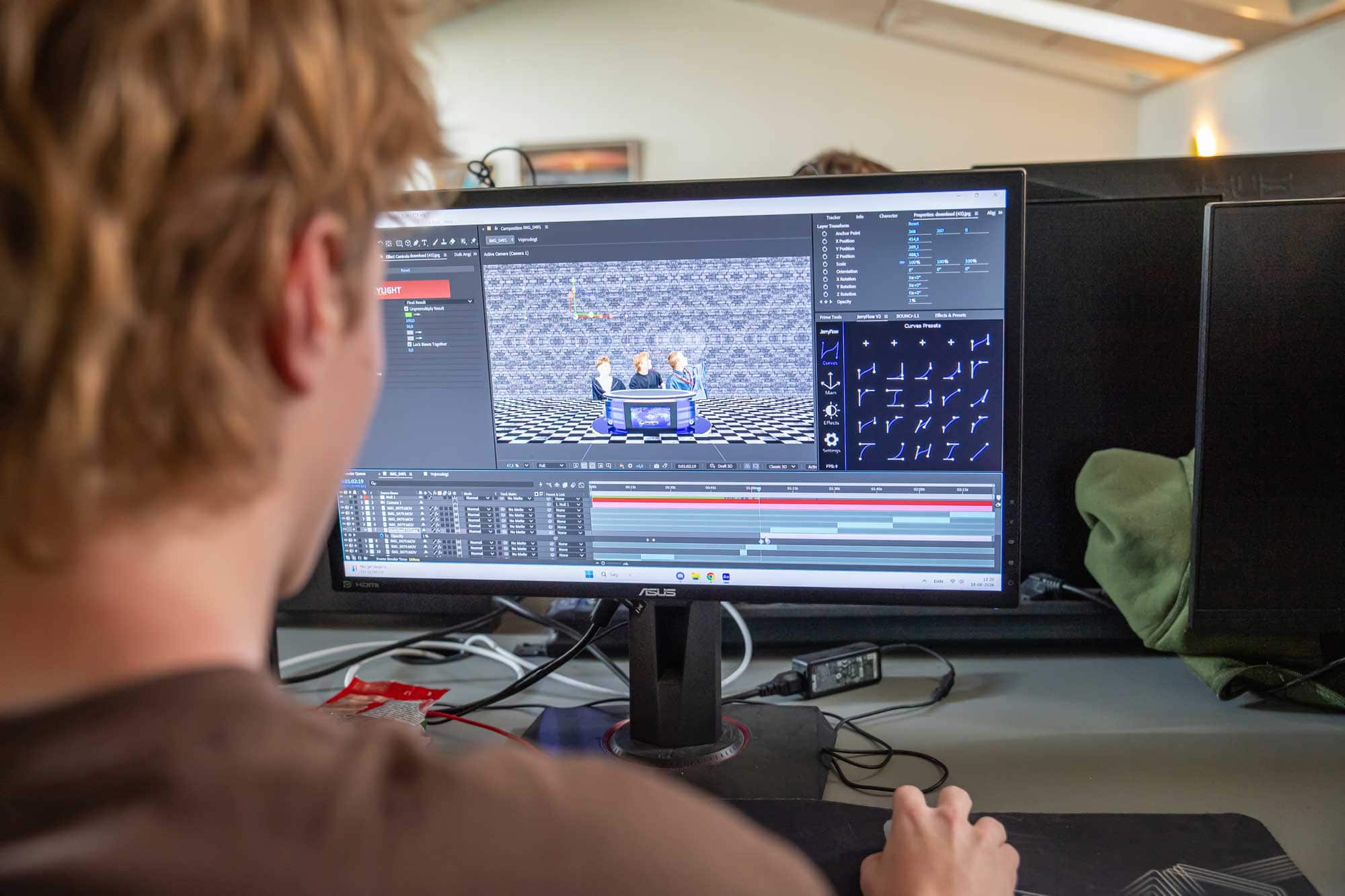 Elev arbejder med digital animation på computer på Husby Efterskole