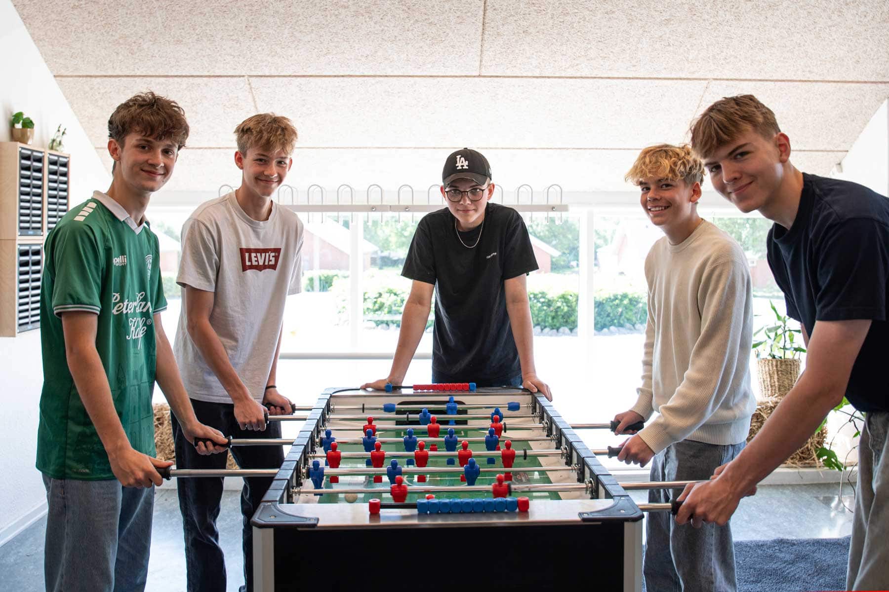 Elever spiller bordfodbold sammen i fritiden på Husby Efterskole