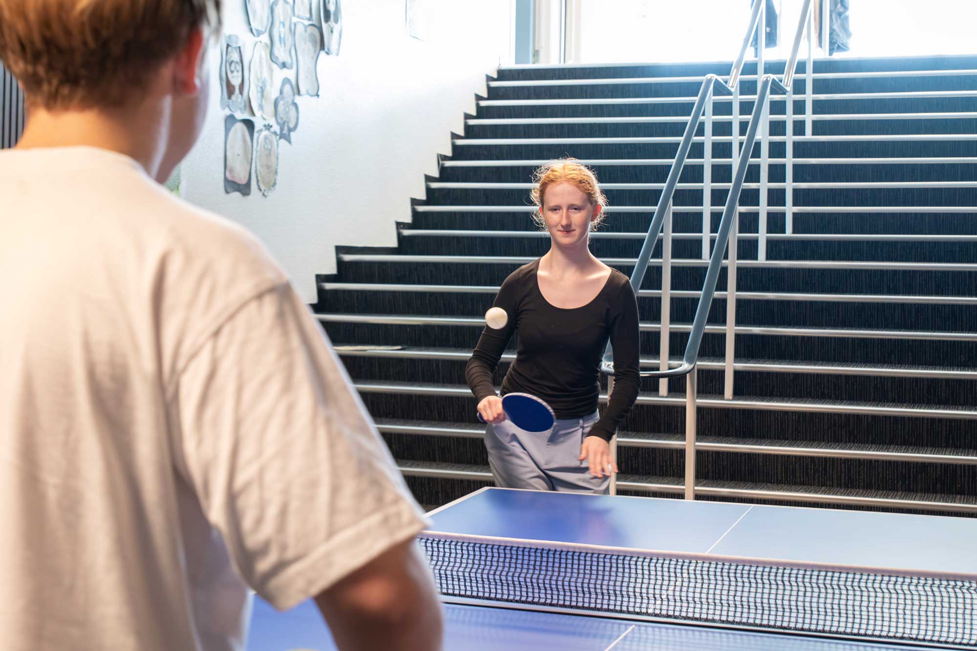 Elever spiller bordtennis sammen i fritiden på Husby Efterskole.