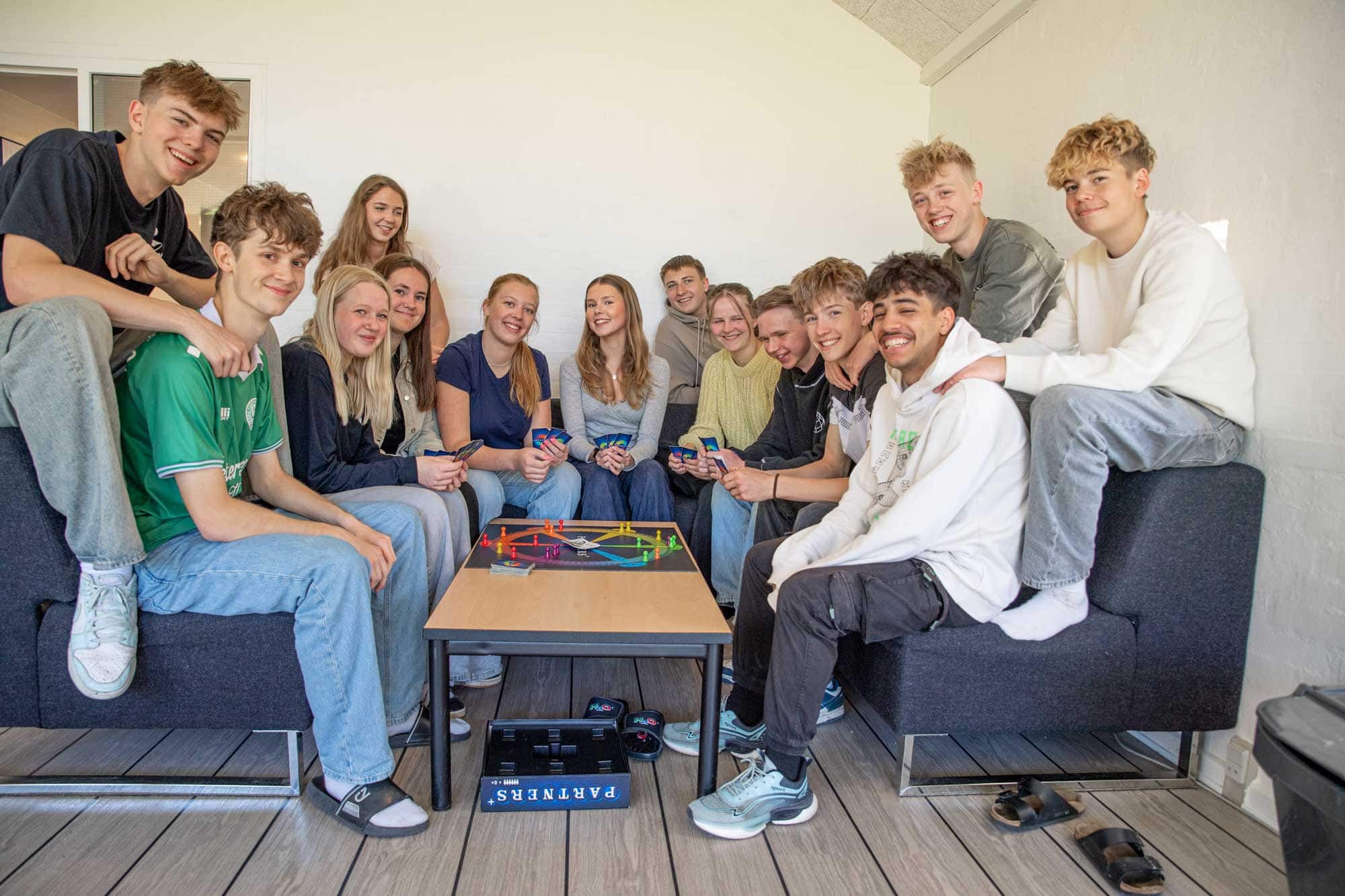 Elever hygger sig med brætspil sammen på Husby Efterskole