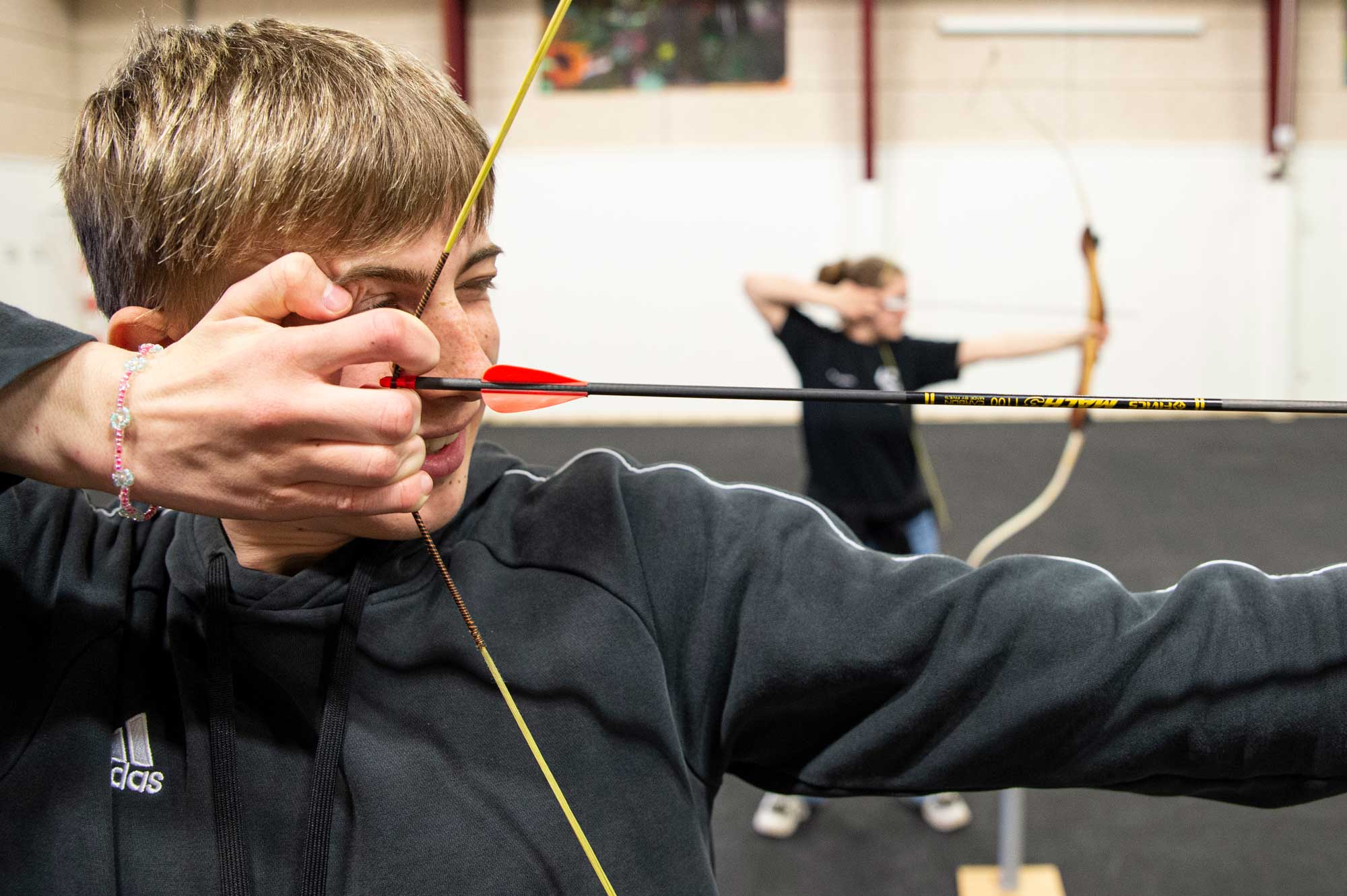 Elev skyder med bue og pil som valgfag på Husby Efterskole