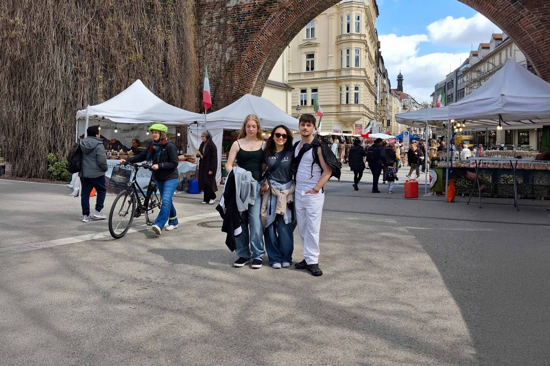 Elever fra Husby Efterskole på bytur under en udlandsrejse
