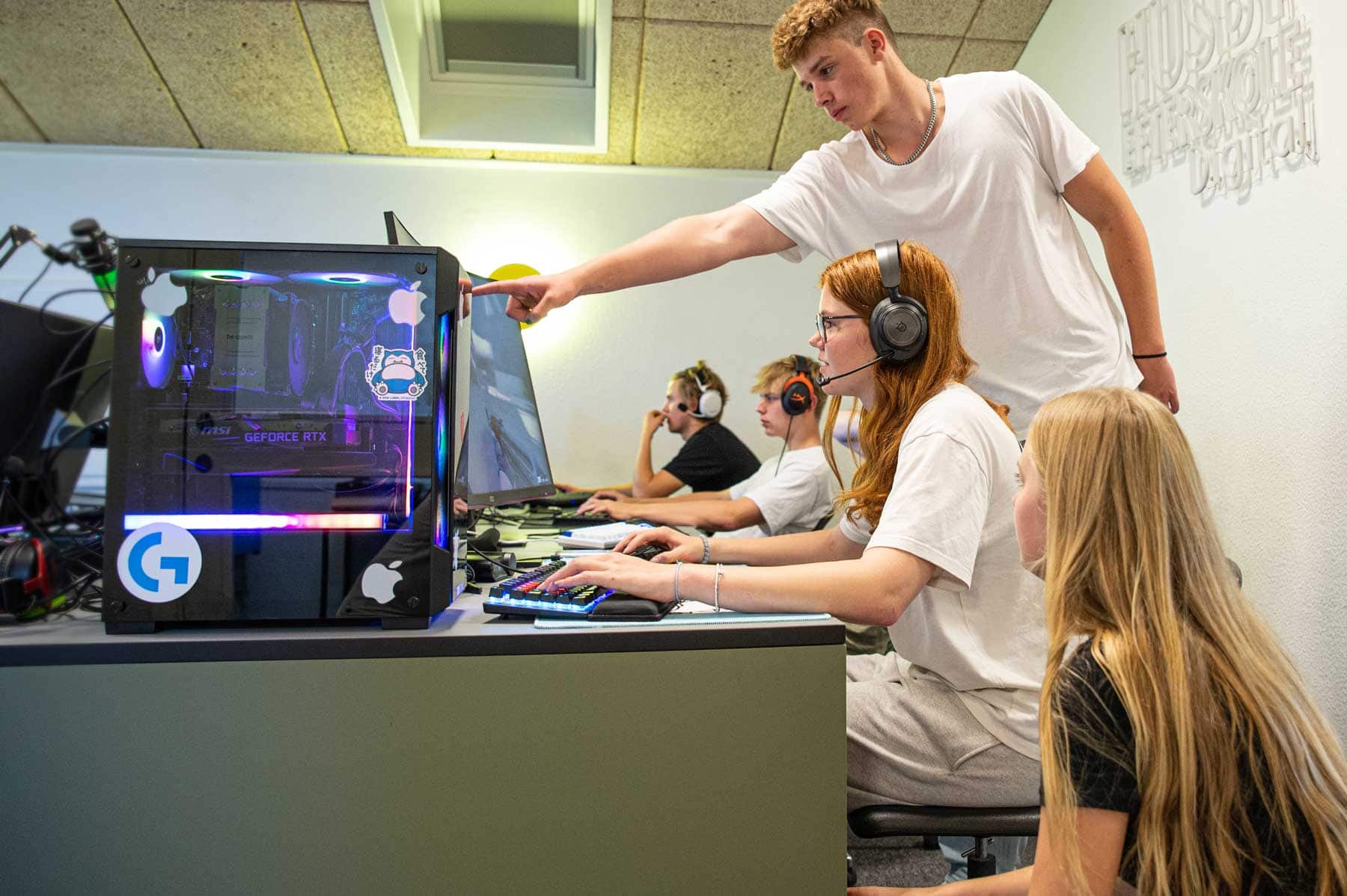 Elever arbejder sammen ved gamingcomputere på Digital på Husby Efterskole
