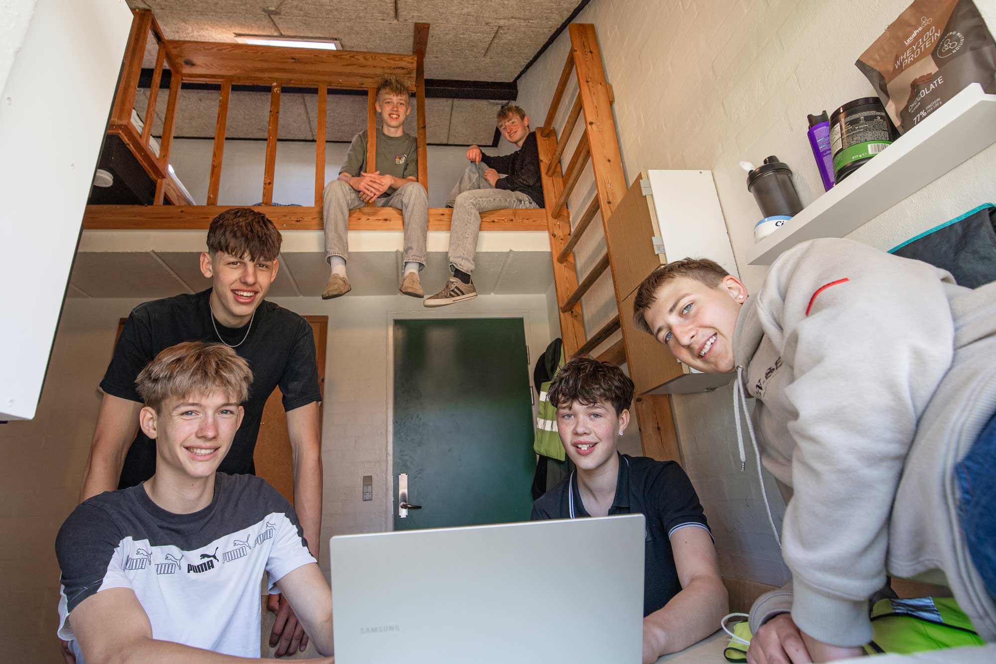 Elever sammen på et værelse med hems på Husby Efterskole.