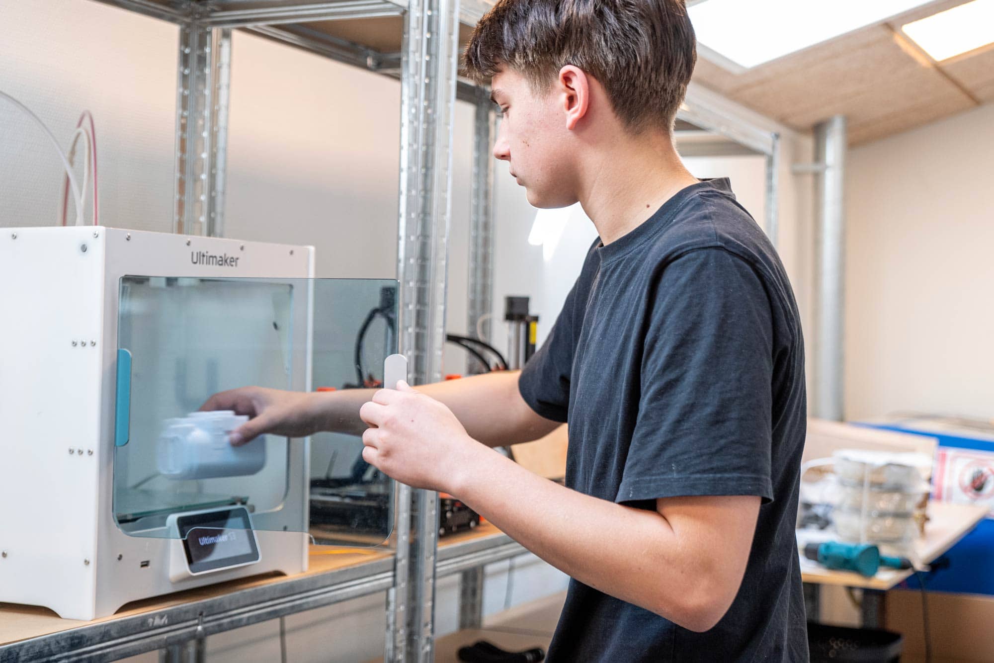Elev arbejder med 3D-printer på Digital på Husby Efterskole