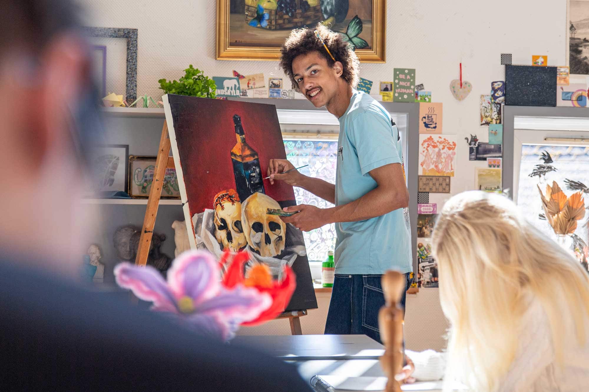 Elev maler sit eget kunstværk på lærred i ArtXpress-undervisningen på Husby Efterskole