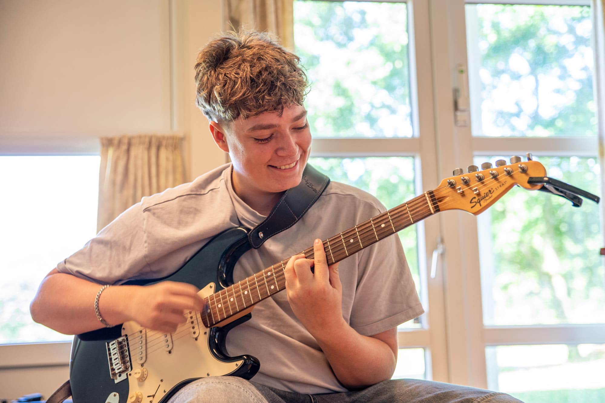 Elev spiller elguitar i musikundervisningen på profilfaget Band på Husby Efterskole