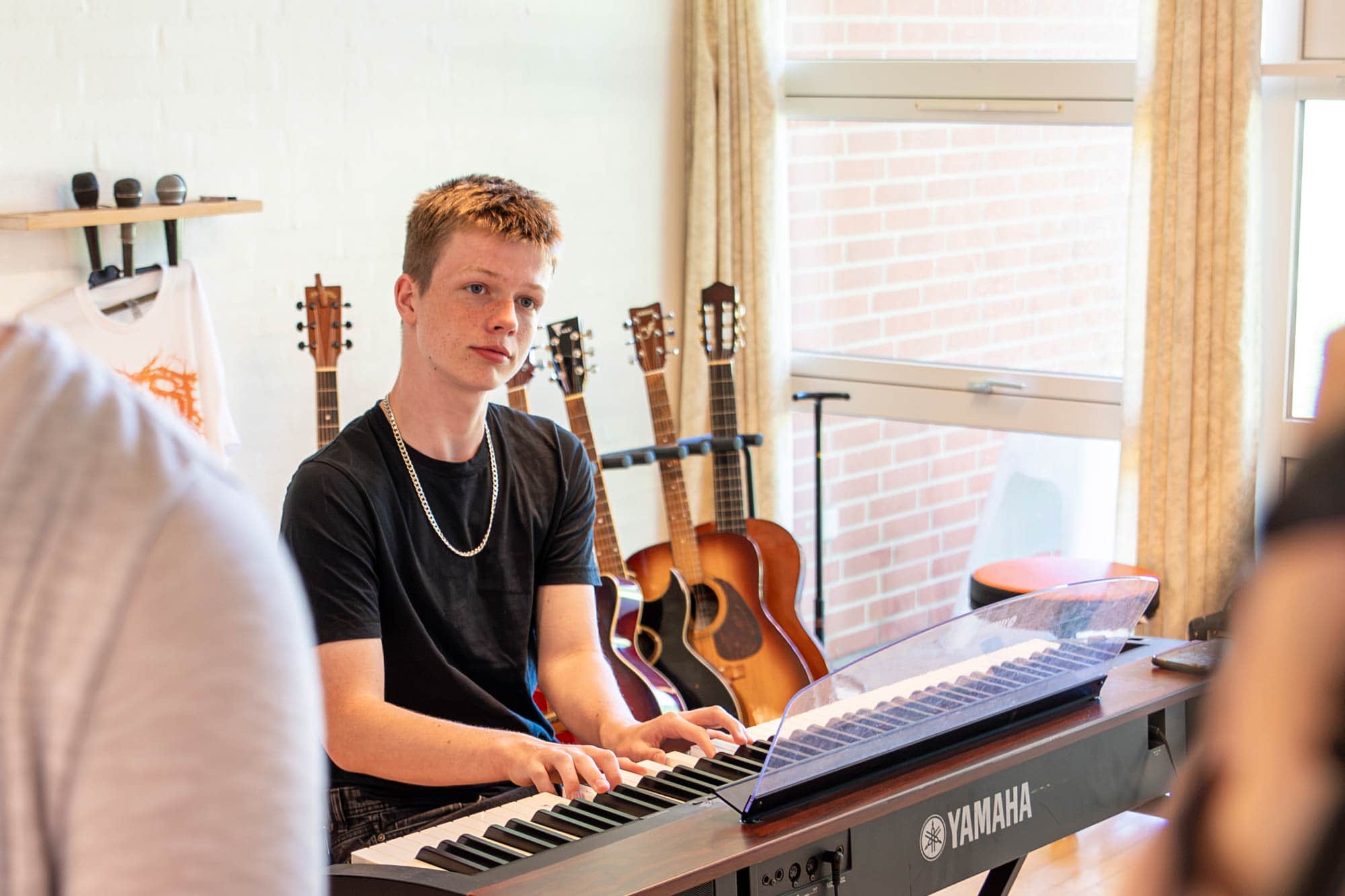 Elev spiller keyboard på profilfaget Band på Husby Efterskole