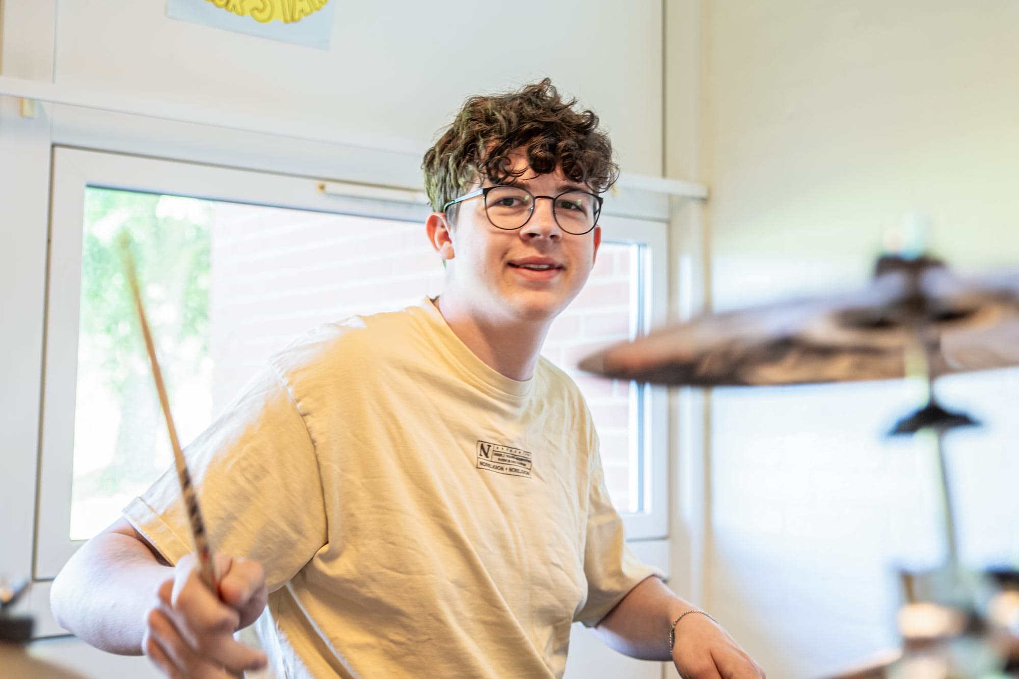 Elev spiller trommer på profilfaget Band på Husby Efterskole