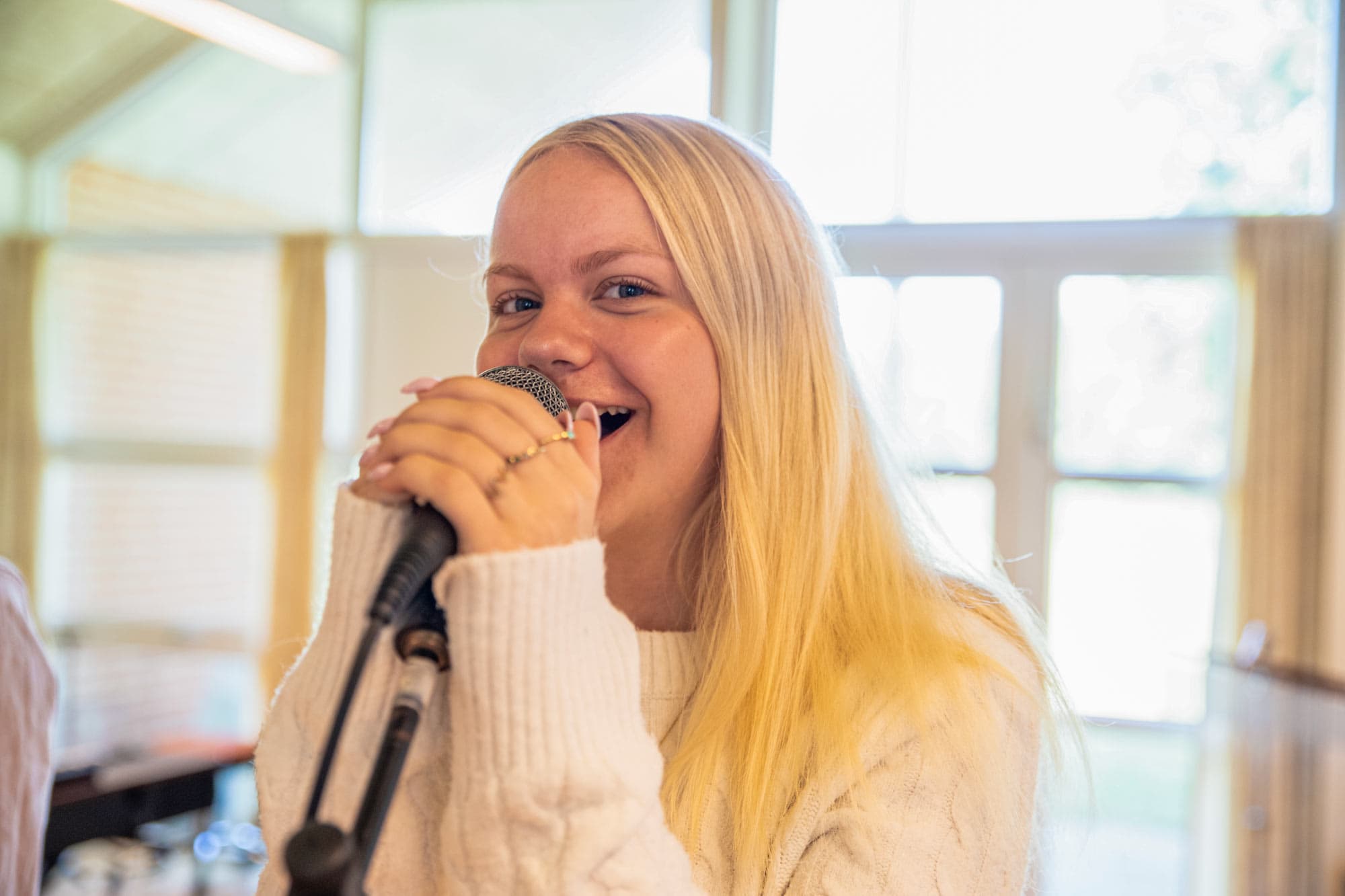 Elev synger i mikrofon på profilfaget Band på Husby Efterskole