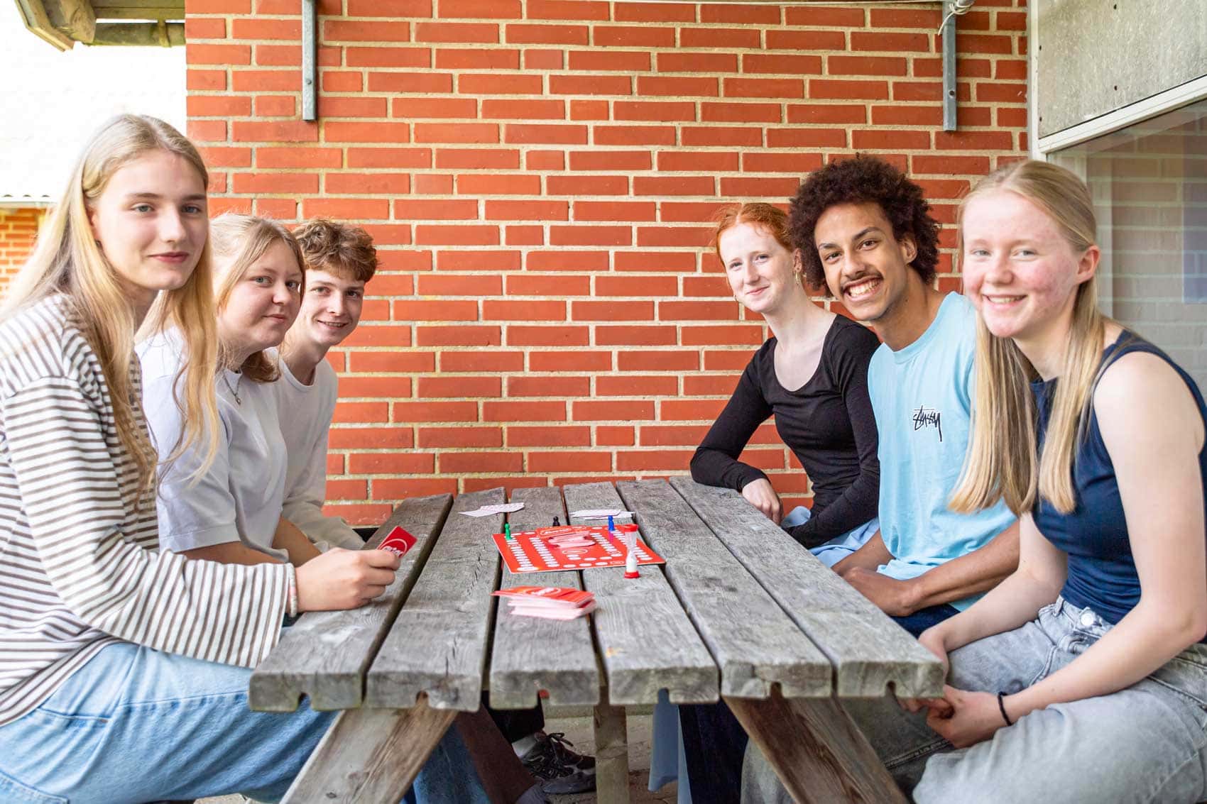 Elever hygger sammen med brætspil på Husby Efterskole