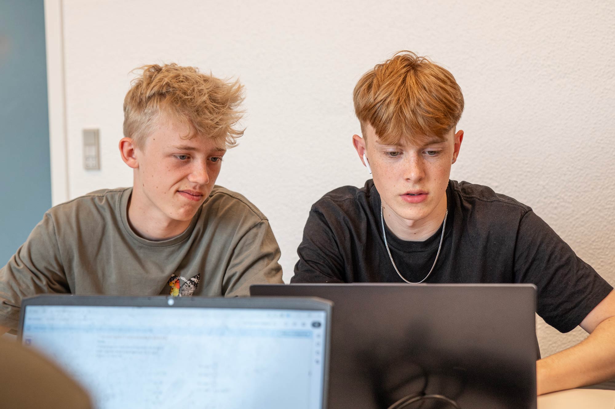 To elever samarbejder om en opgave på computer på Husby Efterskole