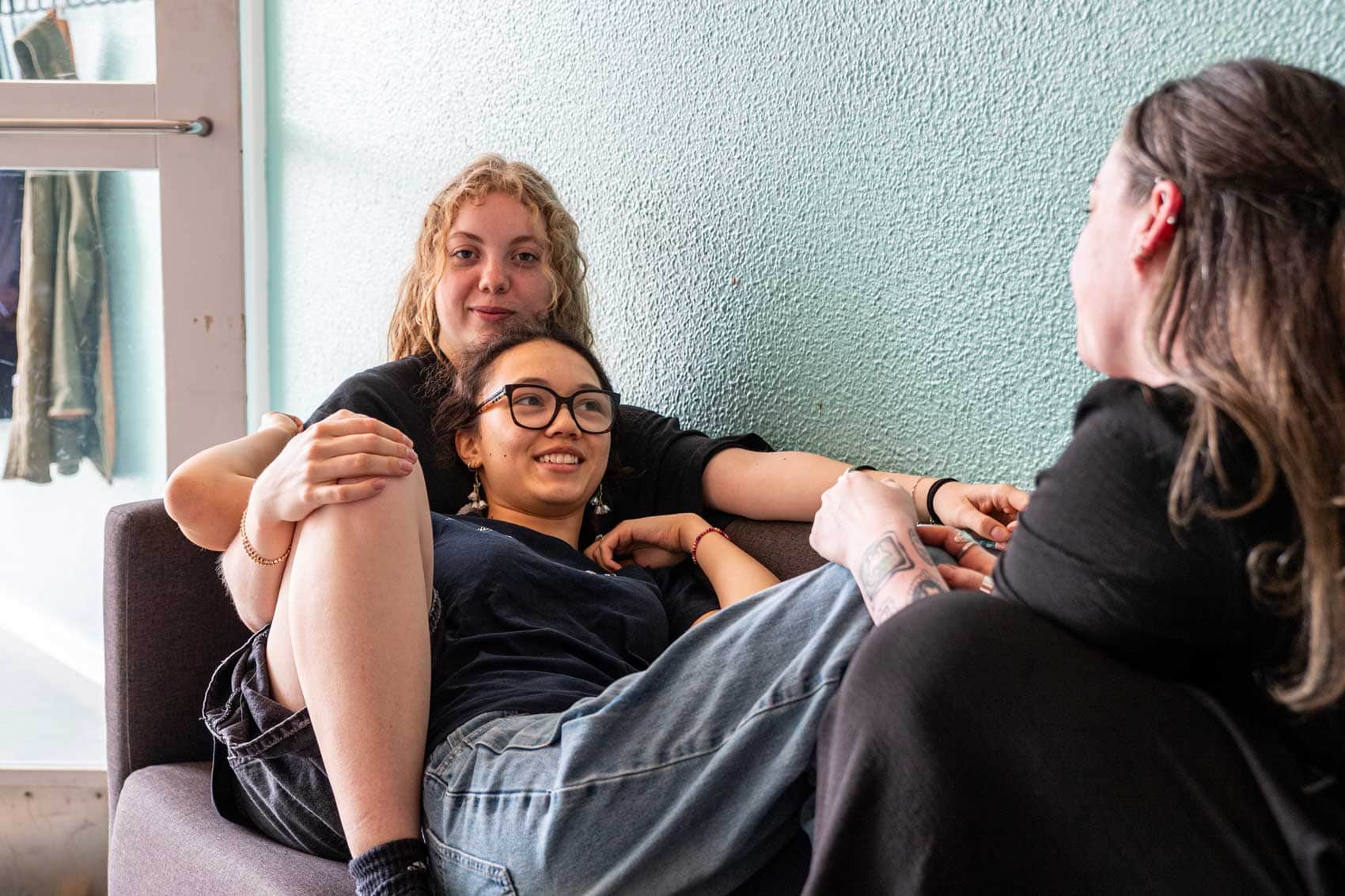To elever slapper af sammen på Husby Efterskole
