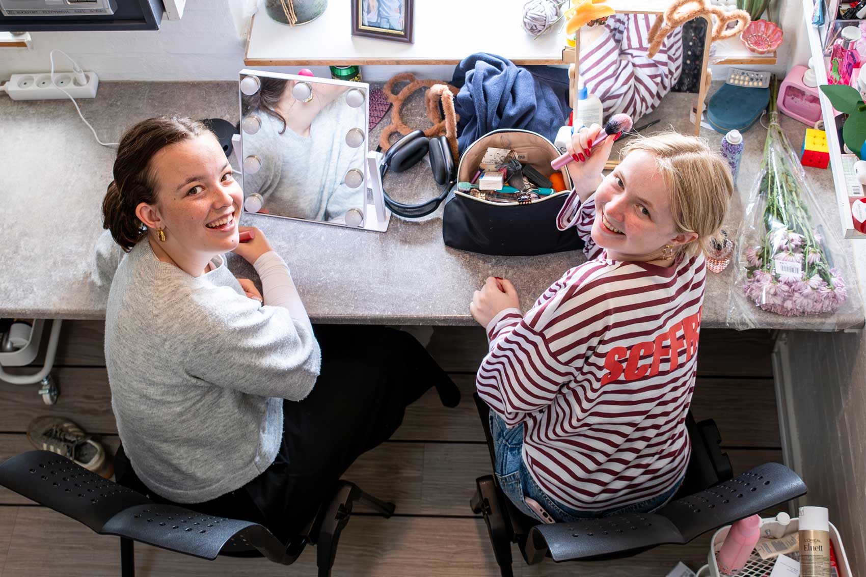 To elever hygger sig sammen på deres værelse på Husby Efterskole
