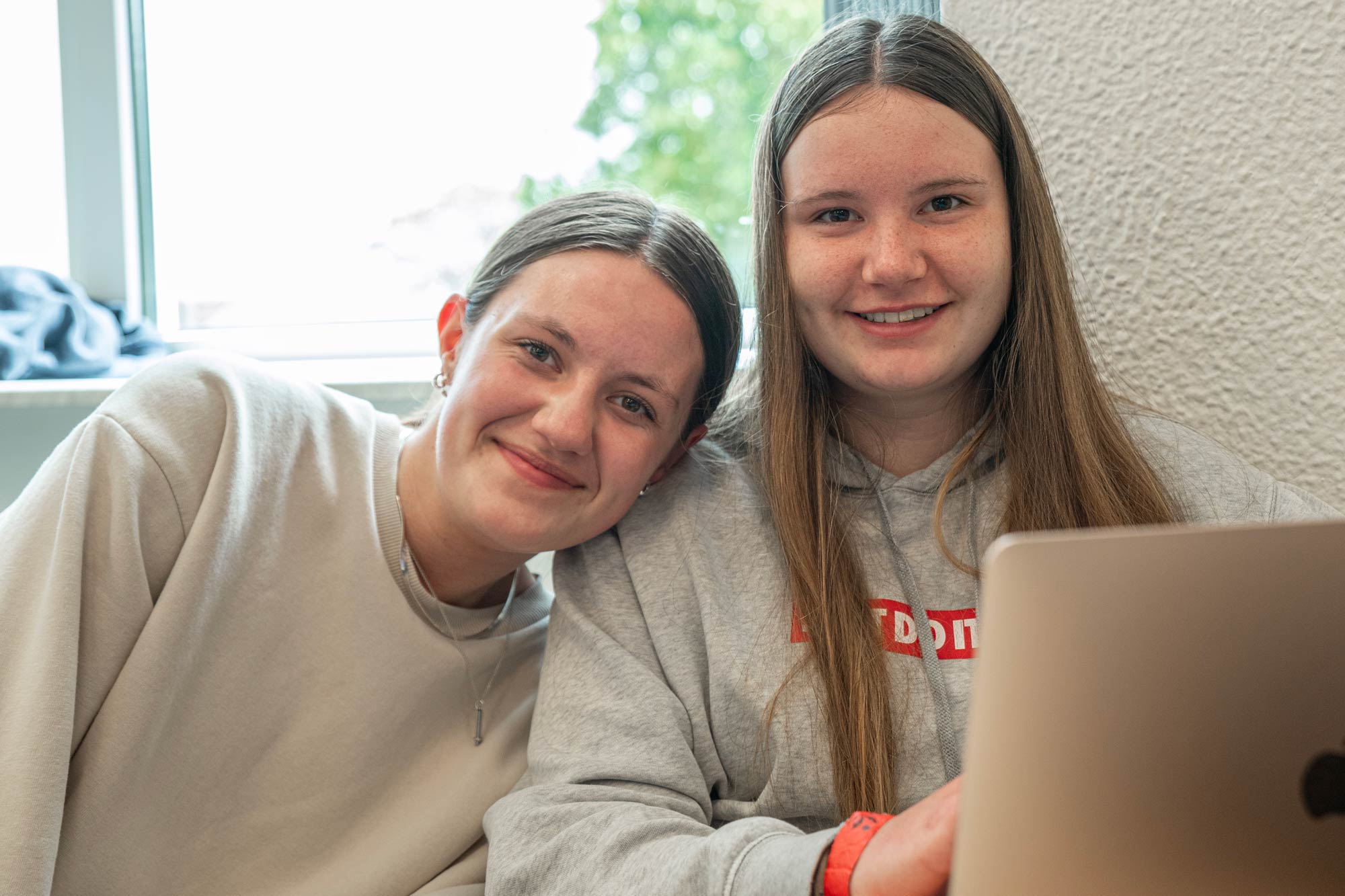 To elever arbejder sammen ved en computer på Husby Efterskole