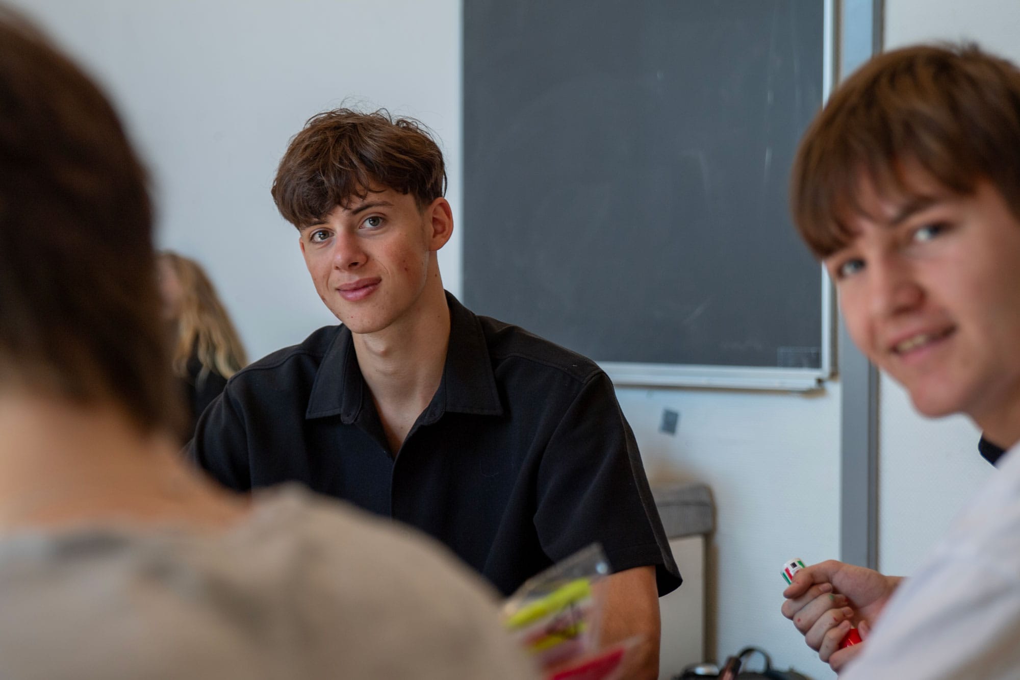 Elever er sammen i et fællesområde på Husby Efterskole