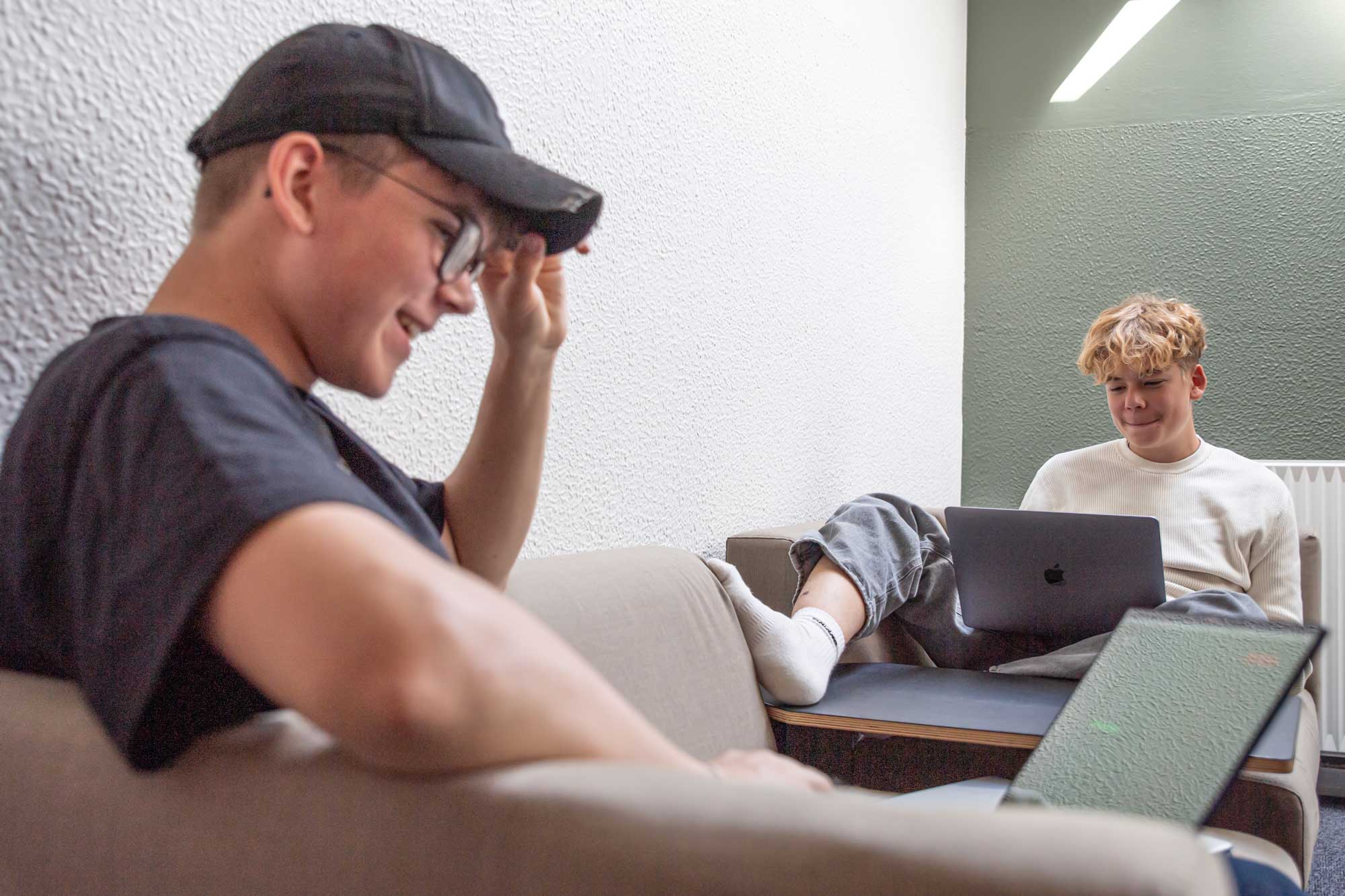 Elever arbejder med computere på Husby Efterskole