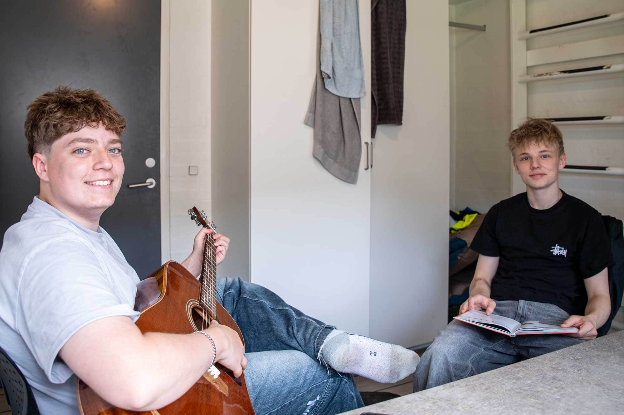 To elever hygger sig sammen på deres værelse på Husby Efterskole