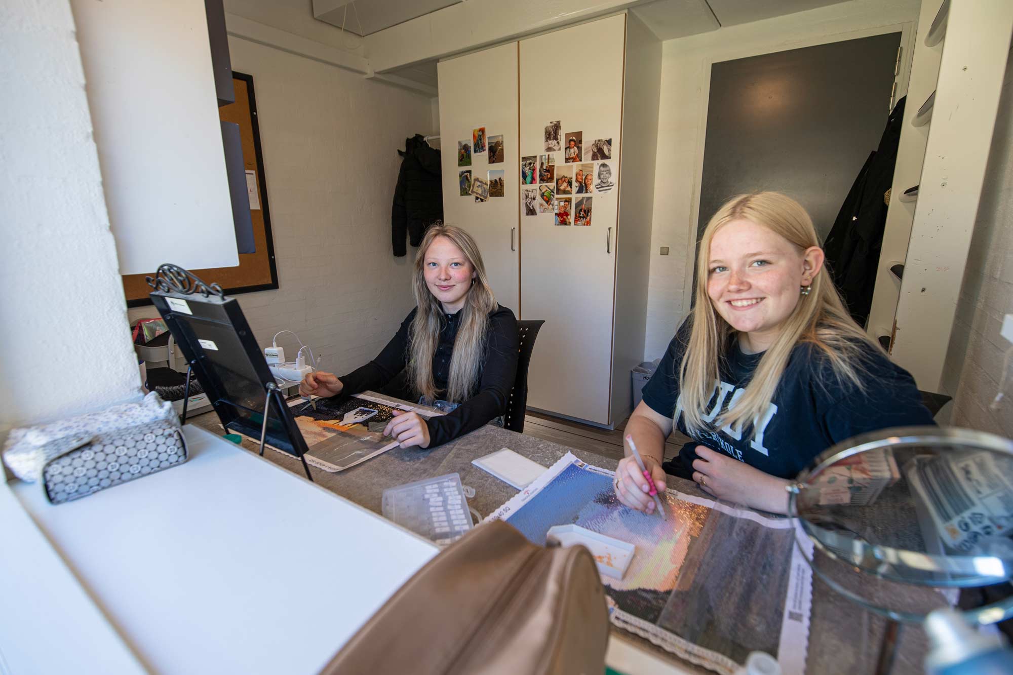 To elever hygger sig med kreative aktiviteter på deres værelse på Husby Efterskole.