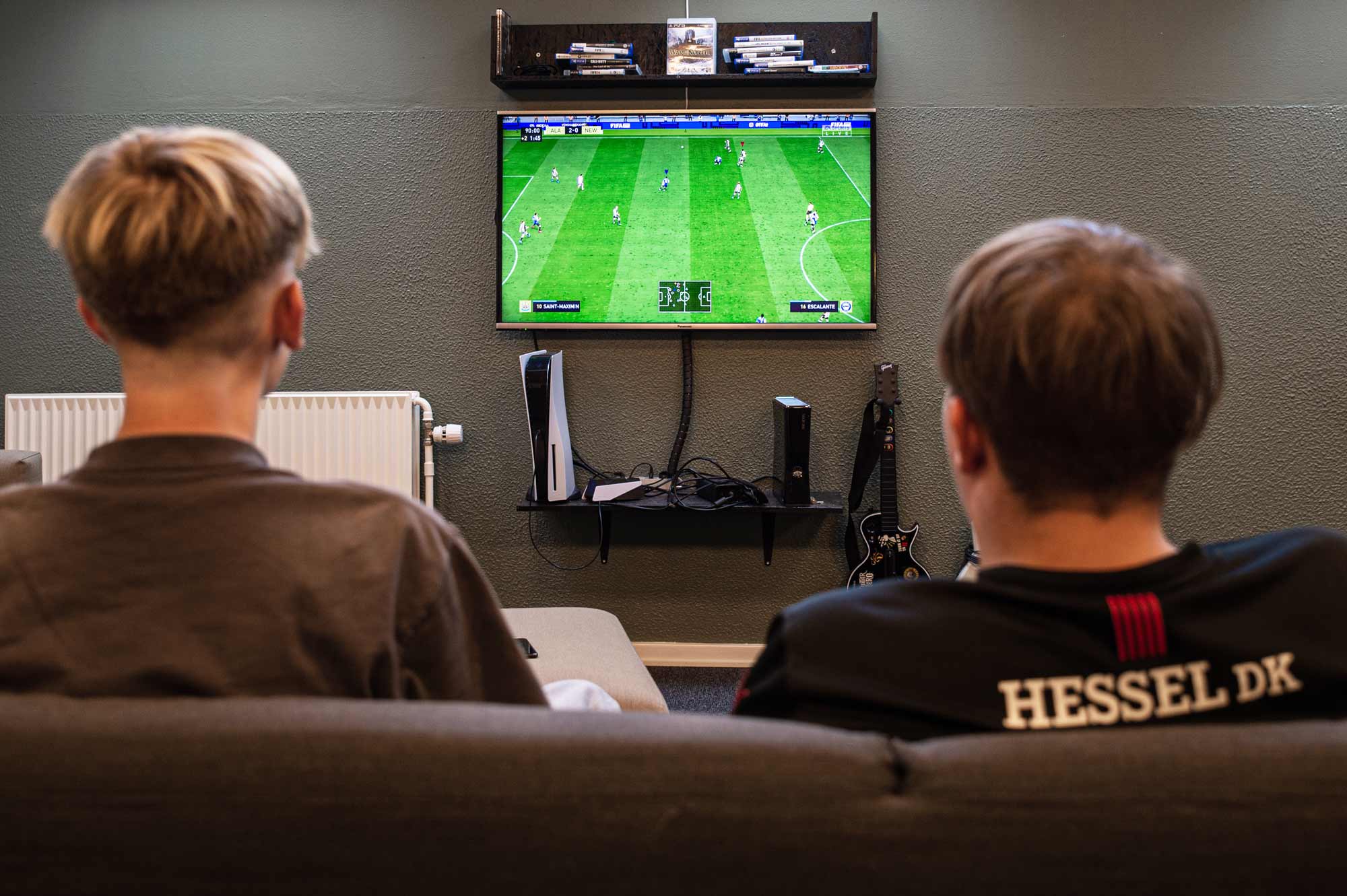 To elever spiller PlayStation sammen i fritiden på Husby Efterskole