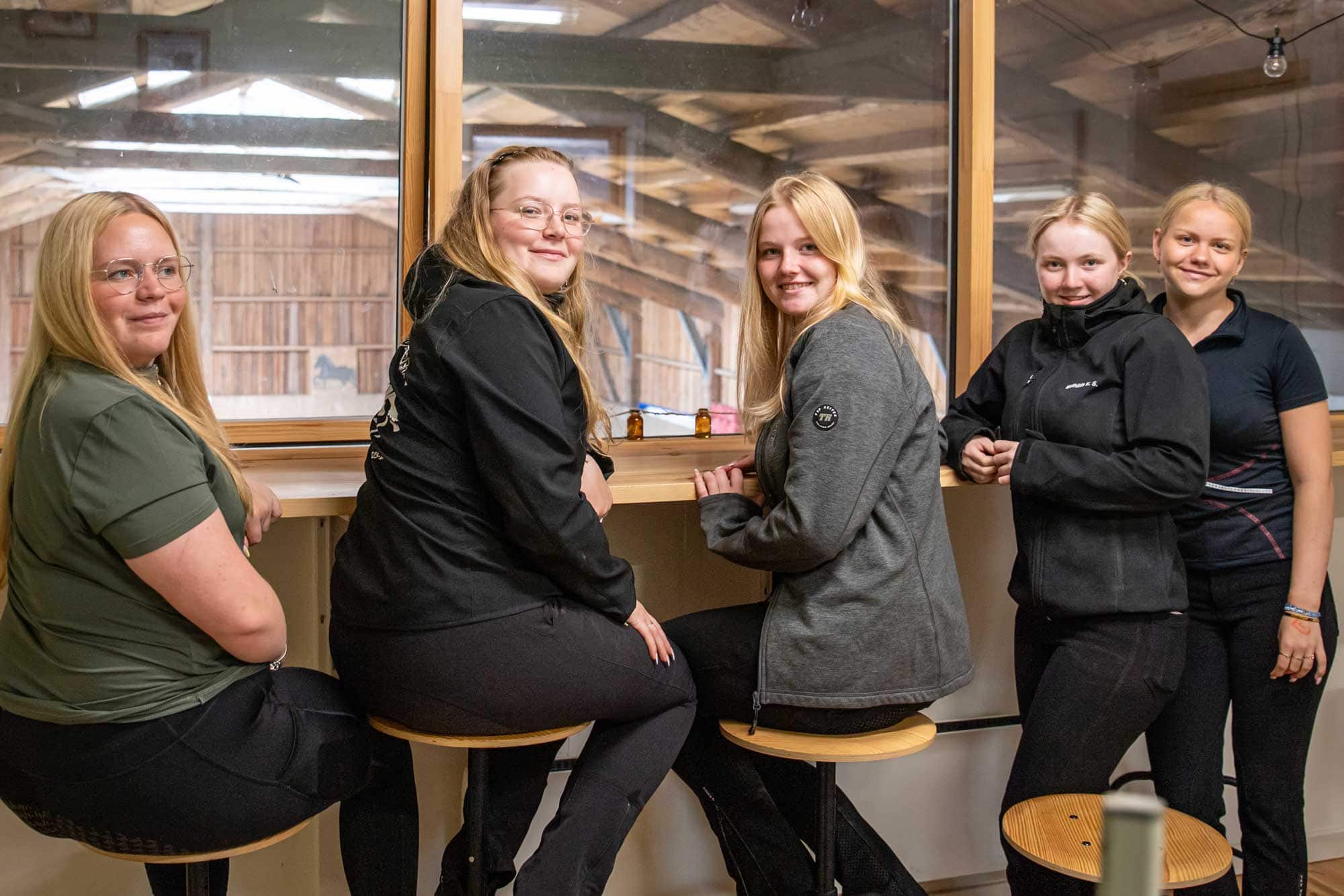 Elever på islænderhestelinjen sammen i stalden på Husby Efterskole