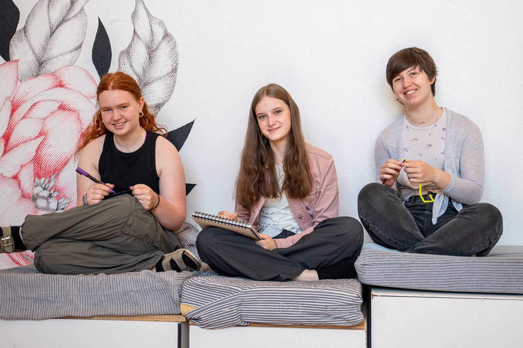 Tre elever arbejder kreativt sammen på profilfaget ArtXpress på Husby Efterskole