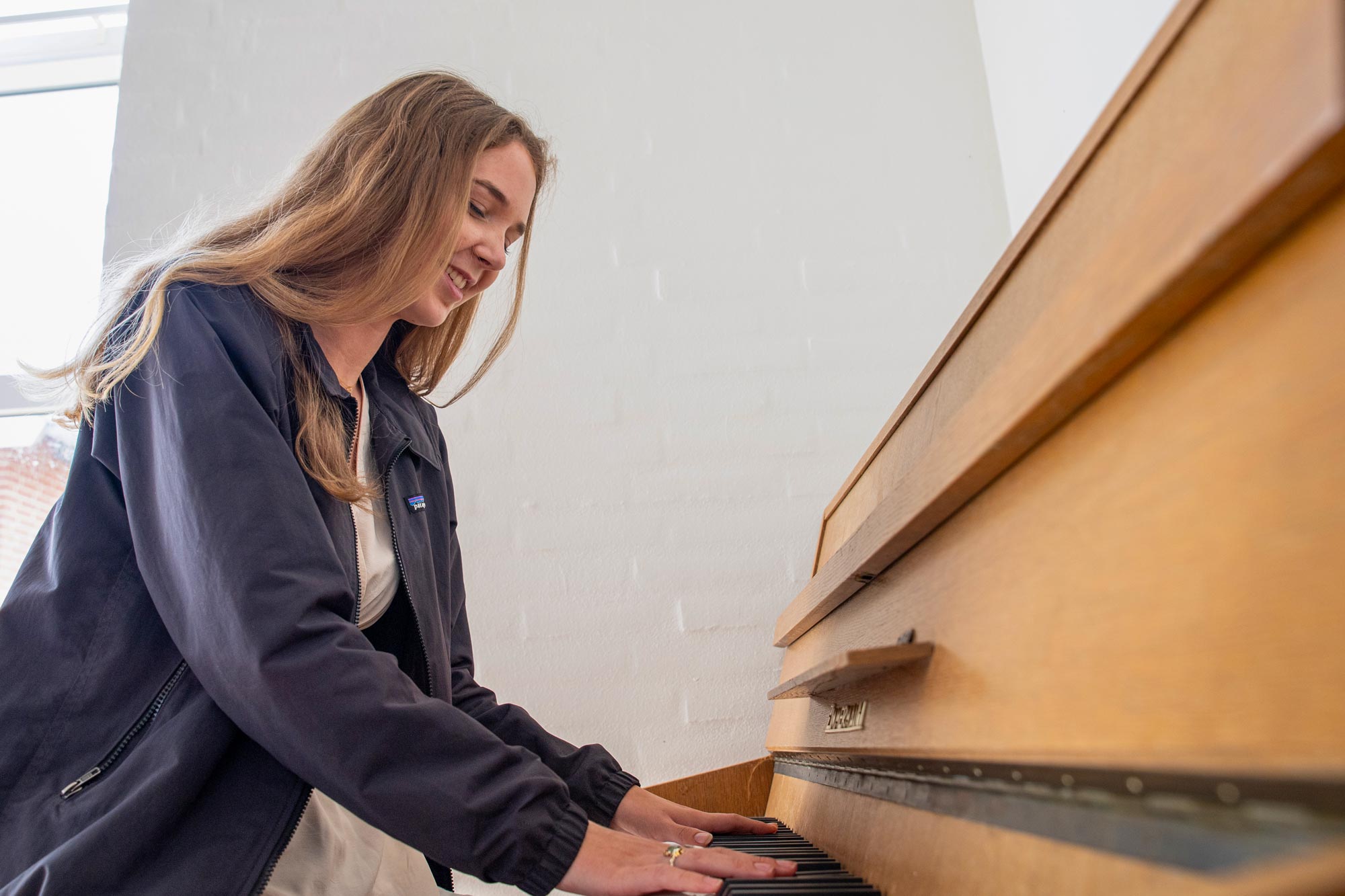Elev spiller klaver som musikaktivitet på Husby Efterskole