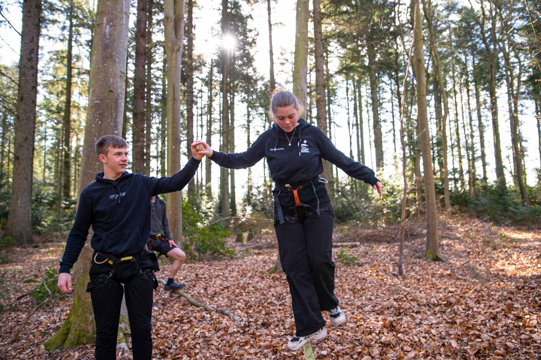 Elever træner balance i skoven som outdooraktivitet på Husby Efterskole