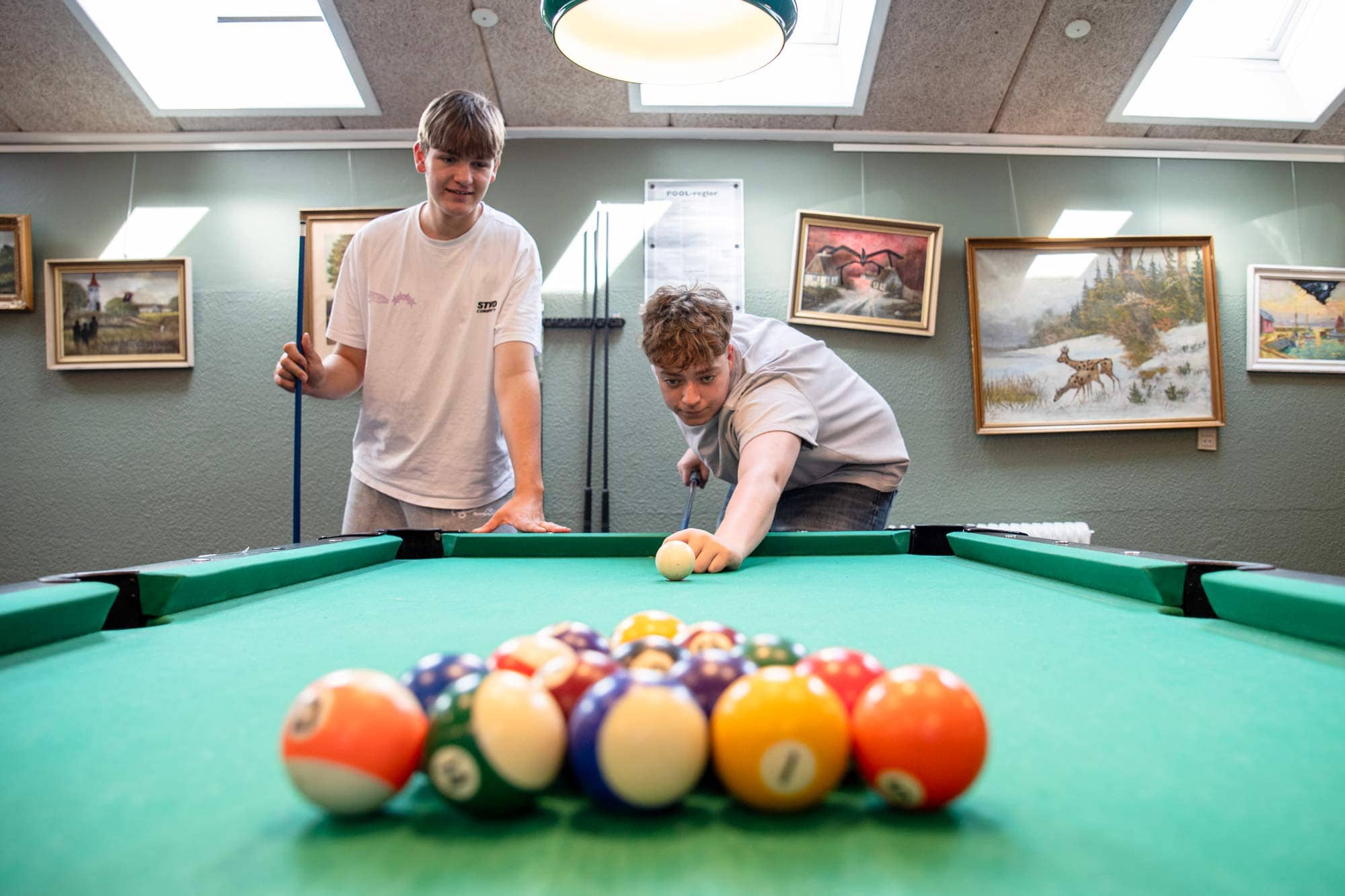 To elever spiller pool i fritiden på Husby Efterskole