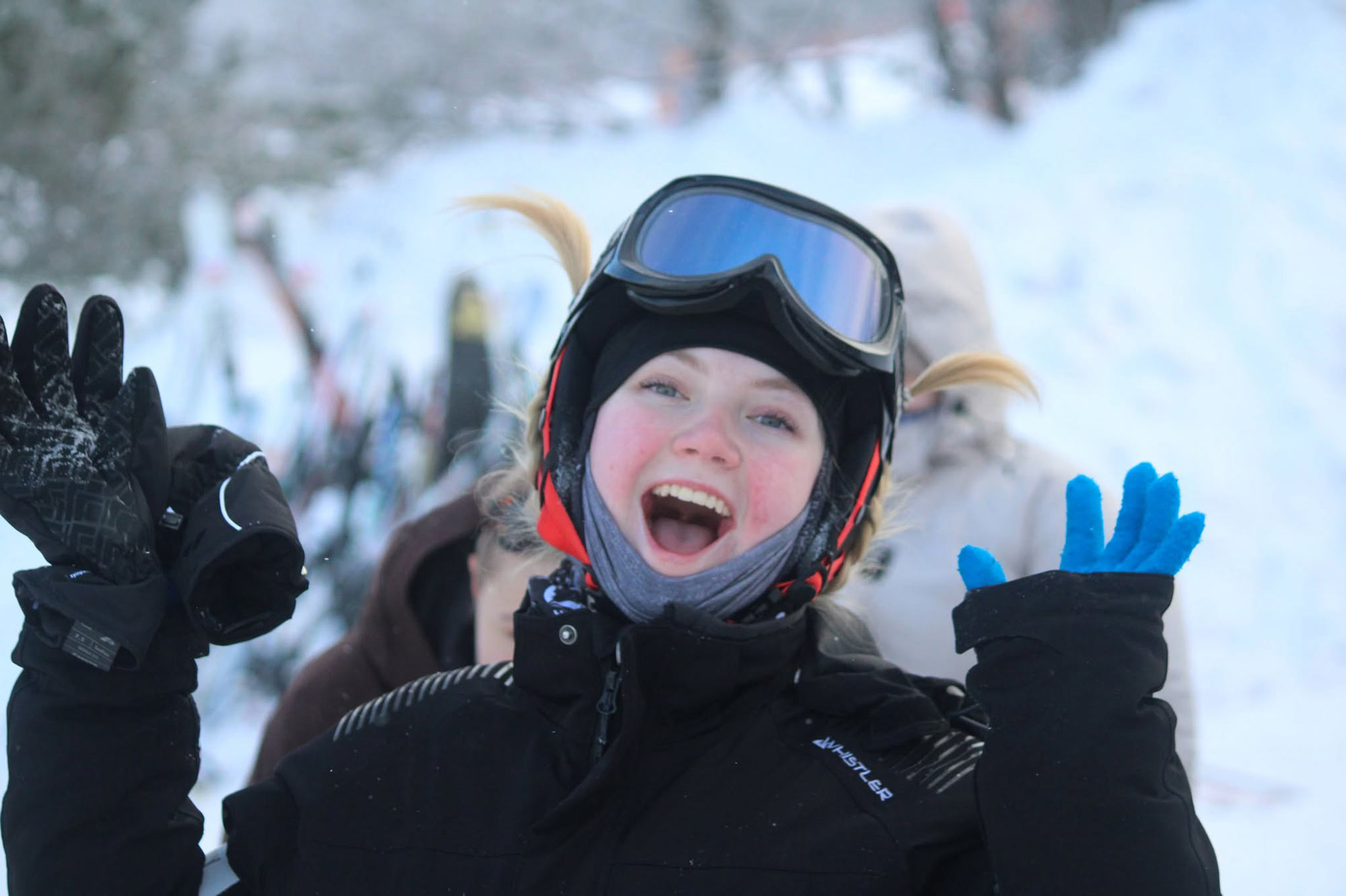 Glad elev med skihjelm og skibriller på skitur med Husby Efterskole