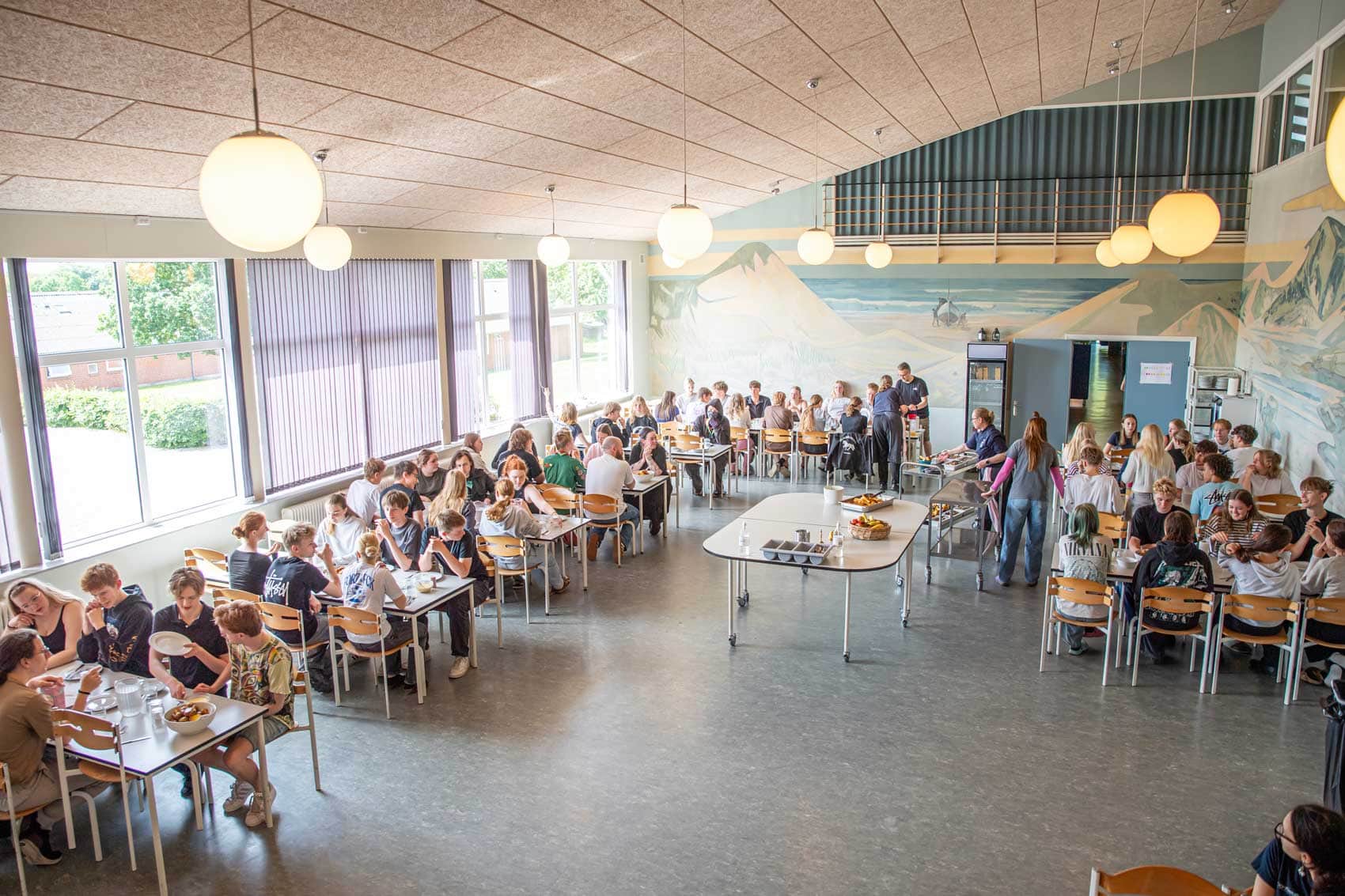 Elever spiser sammen i spisesalen på Husby Efterskole