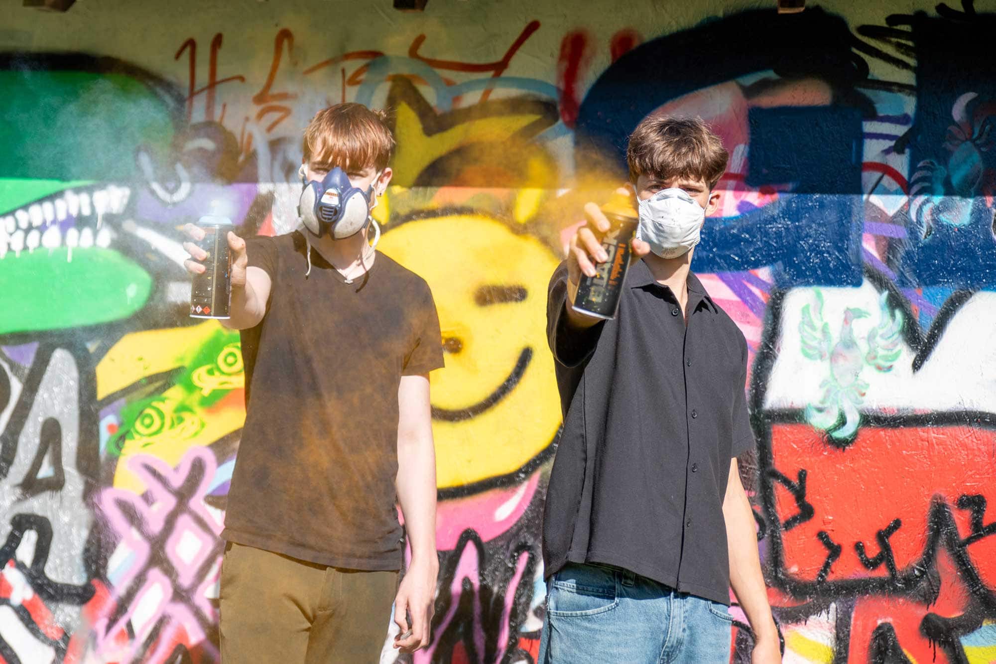 To elever arbejder med spraymaling og graffiti på ArtXpress på Husby Efterskole