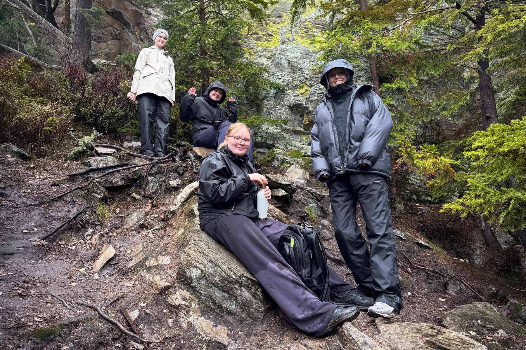 Elever fra Husby Efterskole på tur i skov og klippelandskab