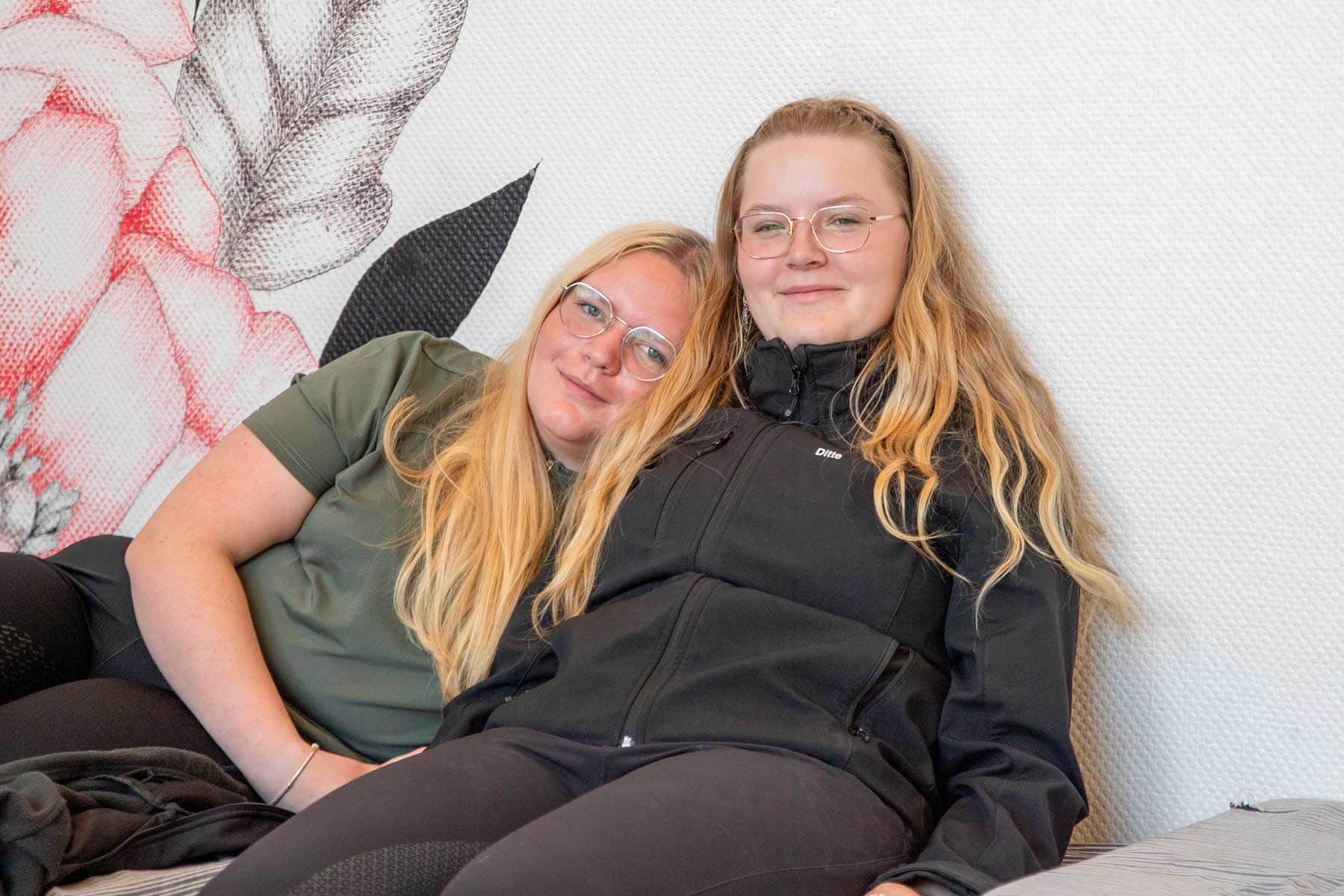 To elever hygger sammen i et fællesområde på Husby Efterskole
