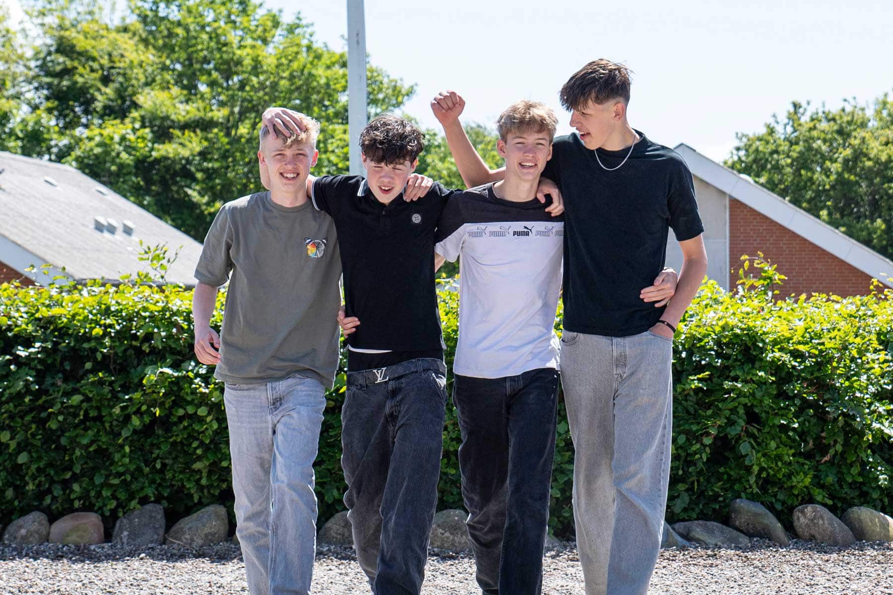Fire elever går sammen og griner på Husby Efterskole
