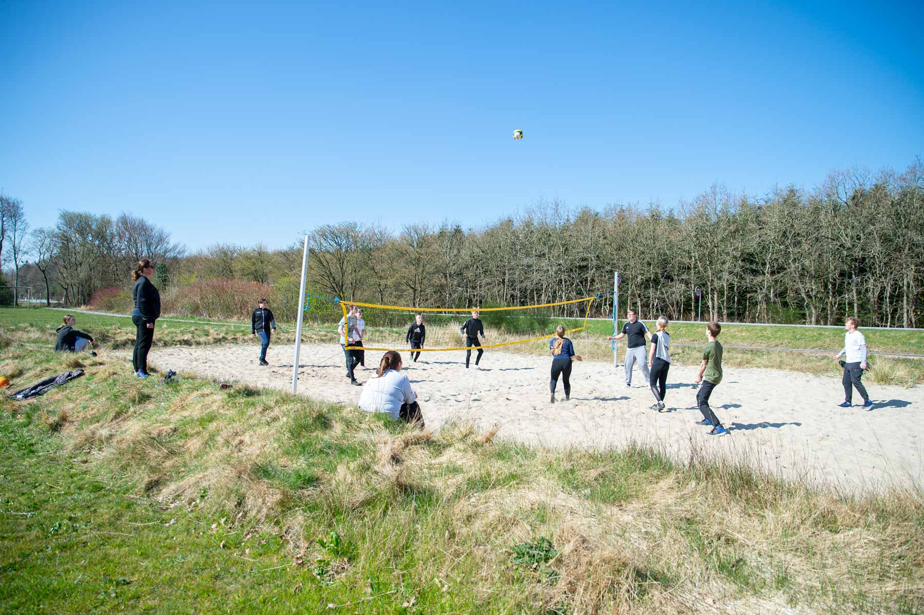 Elever spiller beachvolley udendørs på Husby Efterskole